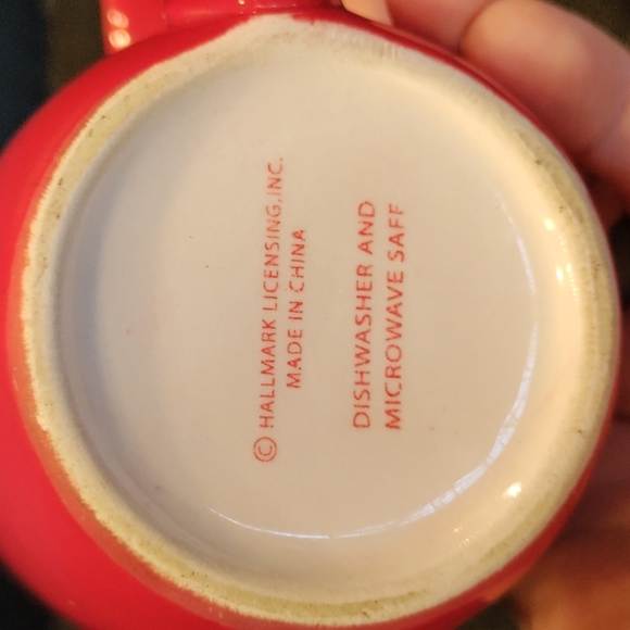 Hallmark heart "hugs & kisses" mug - Picture 7 of 15